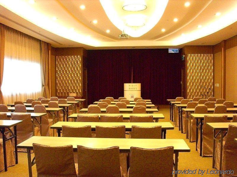 First Hotel Taipei Luaran gambar