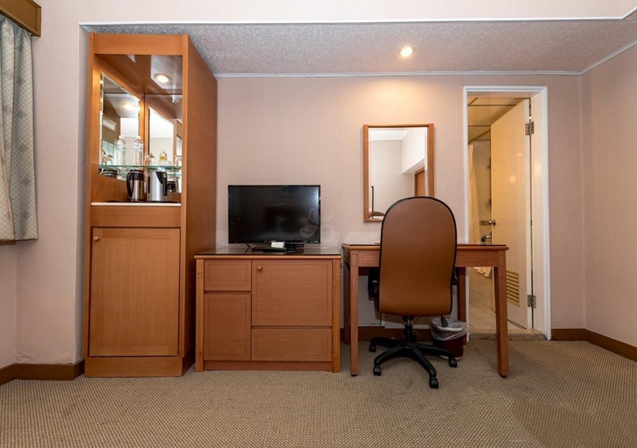 First Hotel Taipei Luaran gambar